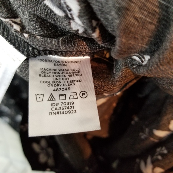 Loft Plus Black Floral Cap Sleeve Jumpsuit NWT - Picture 8 of 8